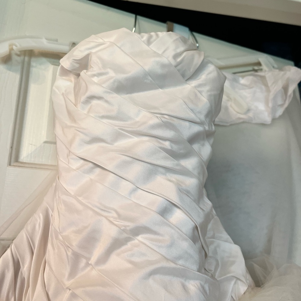 Vera Wang Wedding Dress, New, Ivory